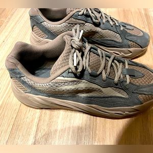 Yeezy Boost 700 V2 ‘Mauve’ Size 10